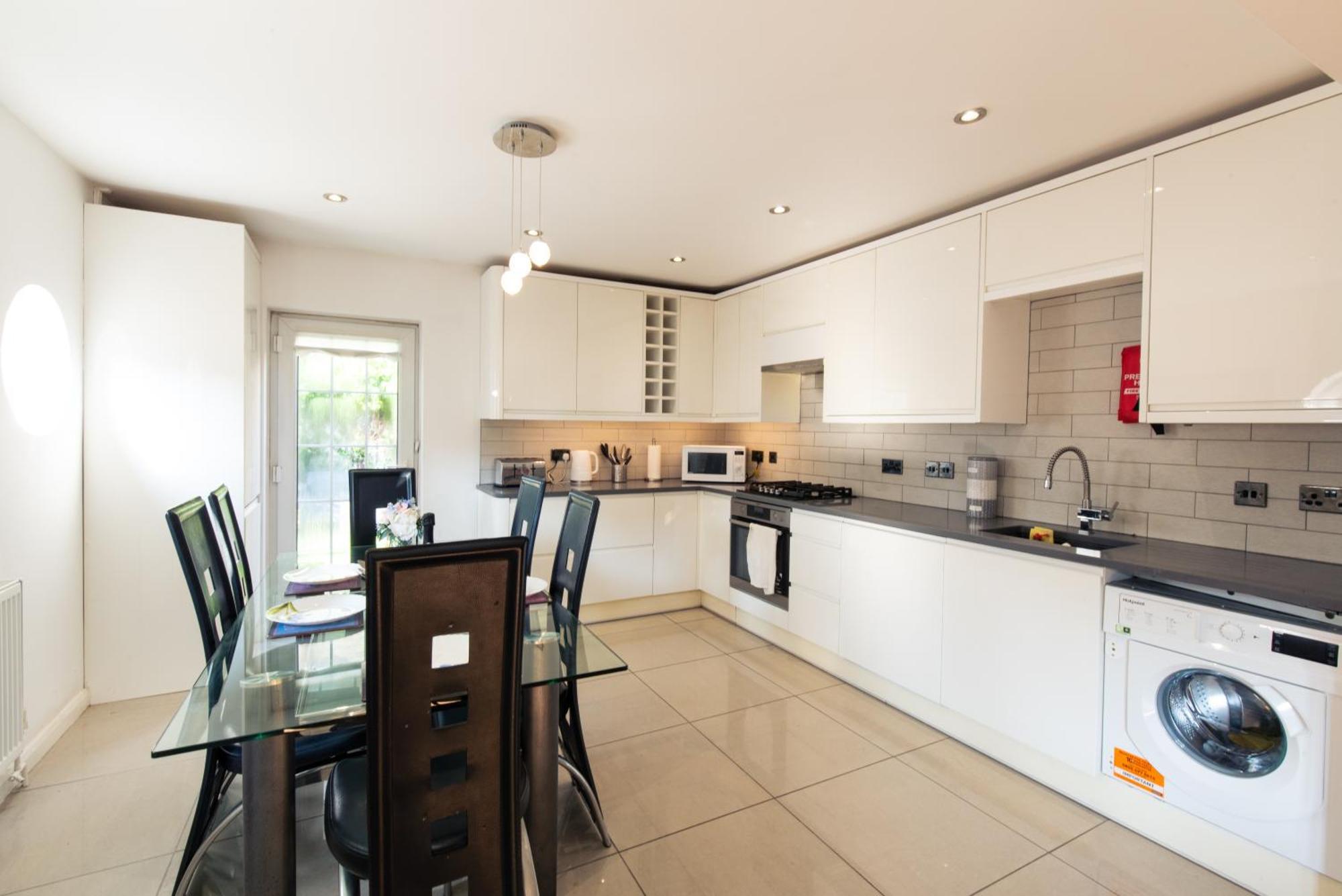 London Stratford - Spacious 2 Bed Flat With Secured Parking & Private Garden Exterior foto